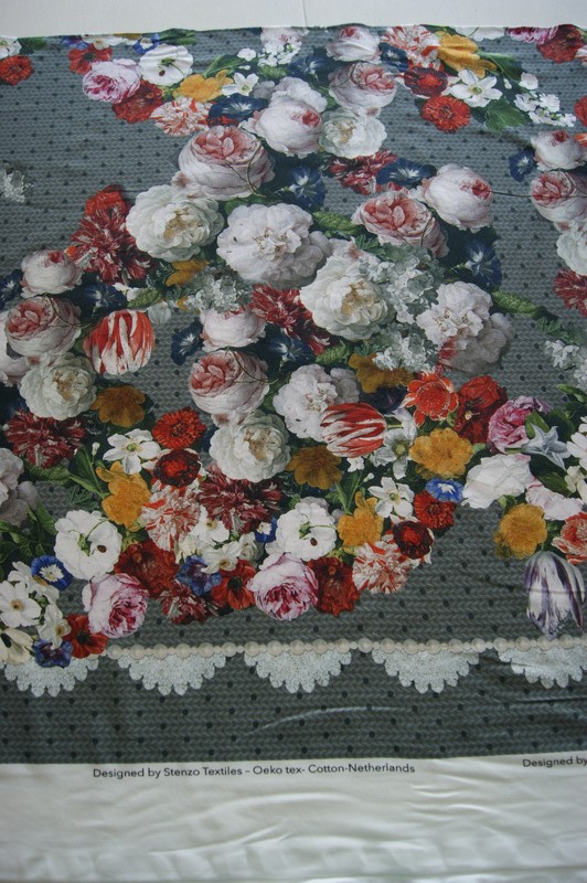 BW-Jersey Blumenmuster auf grauem Strick (Druck)