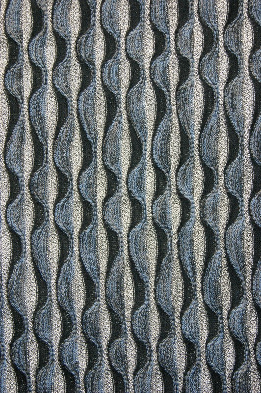Strickstoff grau/blau/schwarz Struktur Wellen
