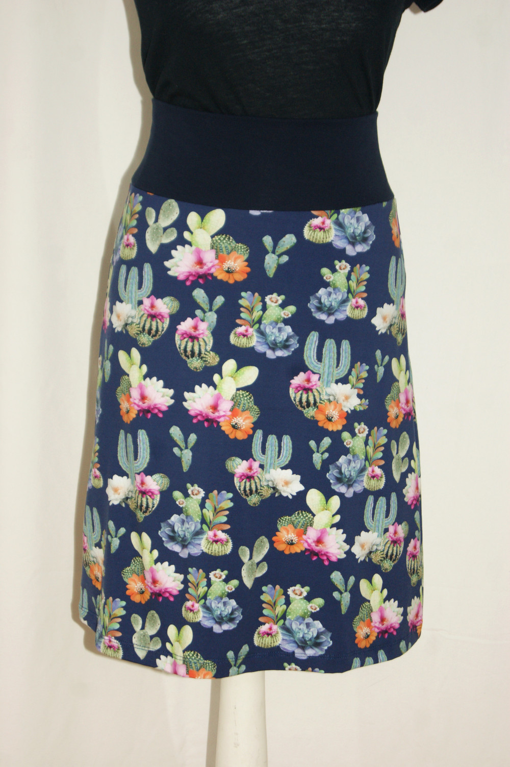  BW-Jersey dunkelblau Blumen & Kakteen bunt