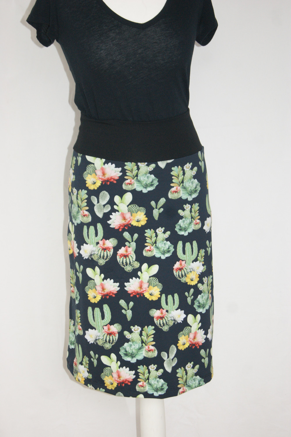  BW-Jersey schwarz Blumen & Kakteen bunt